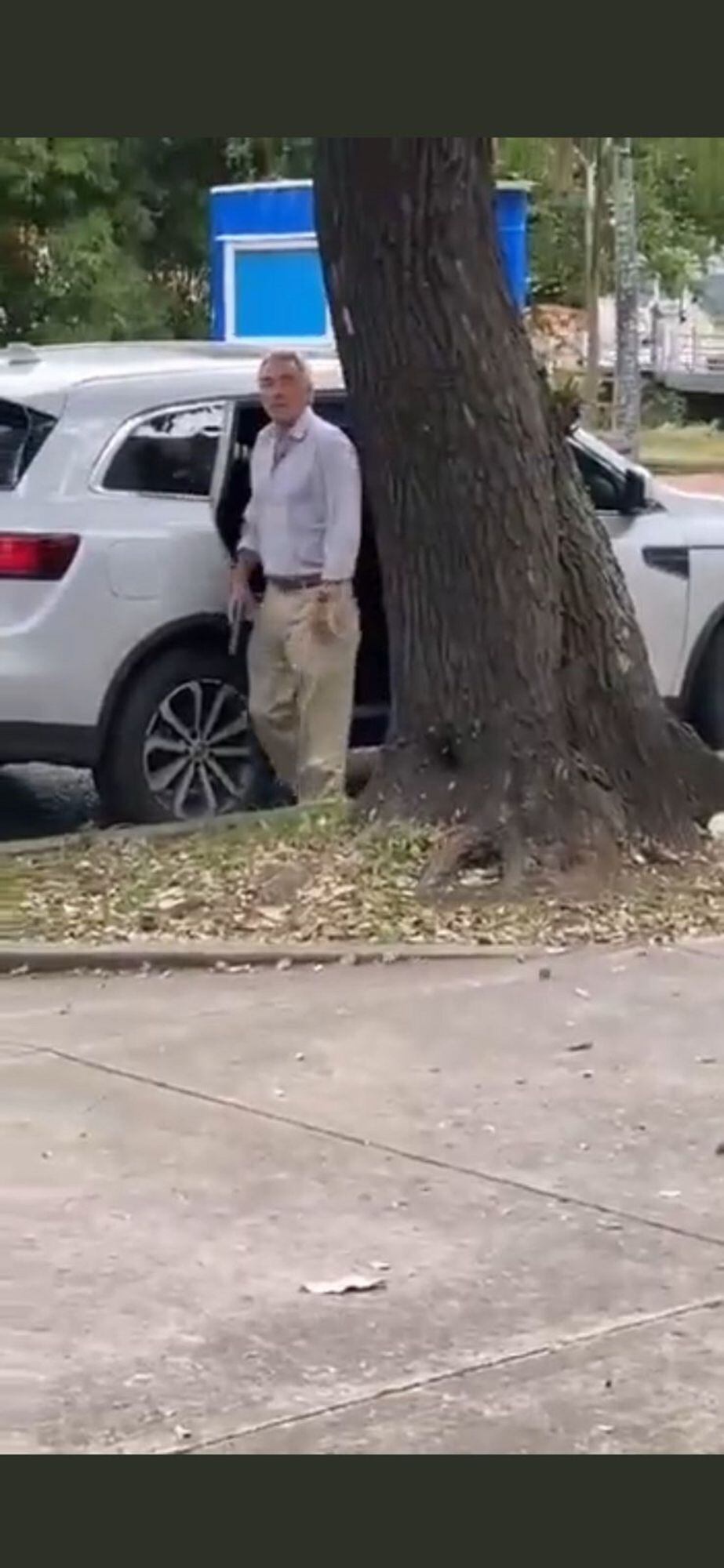 Los patinadores mencionan que el sujeto se identificó como directivo del concesionario, lo cual no ha sido establecido. Foto: Cortesía.