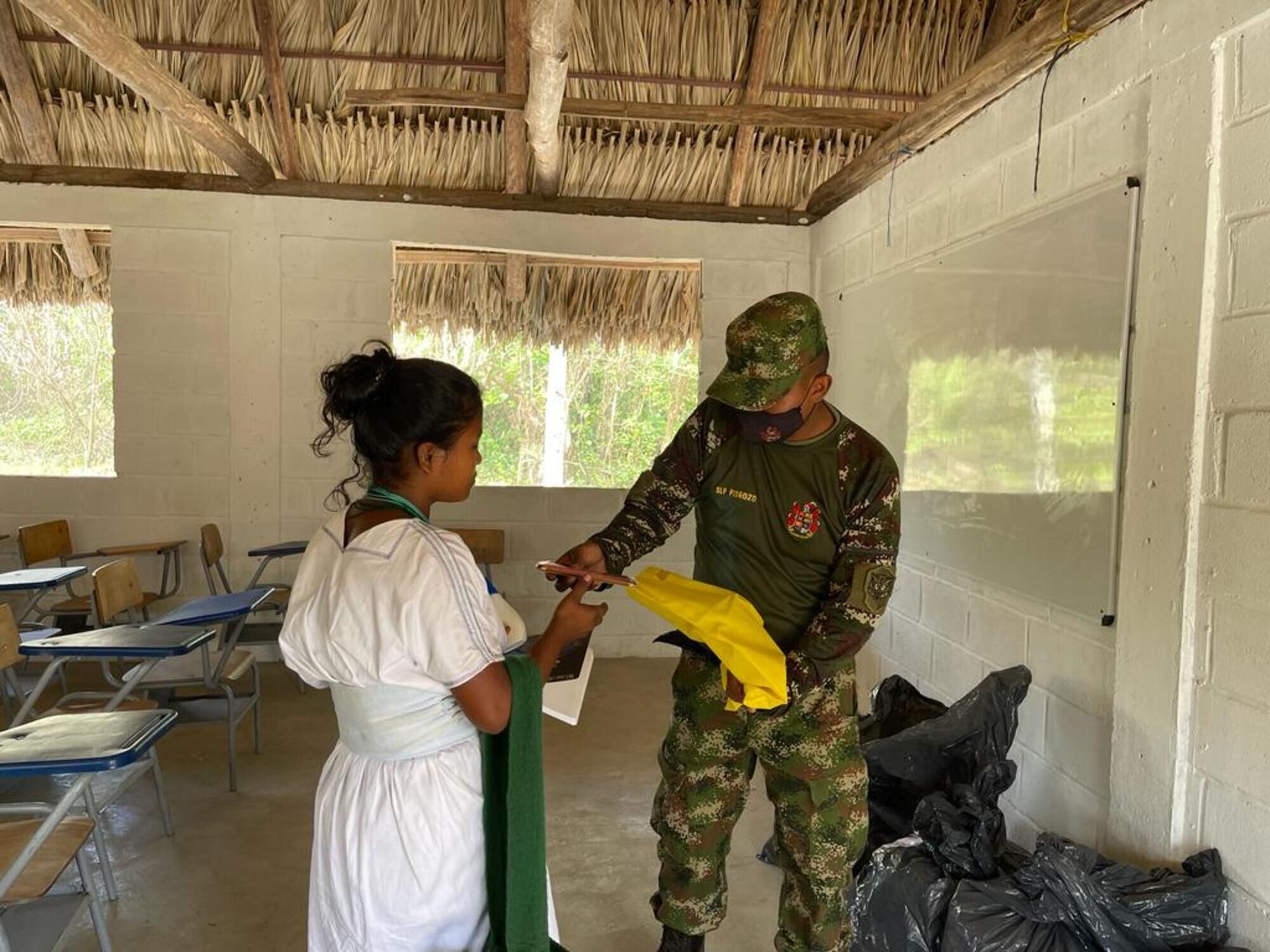 Entrega de dotación/ Ejército Nacional.