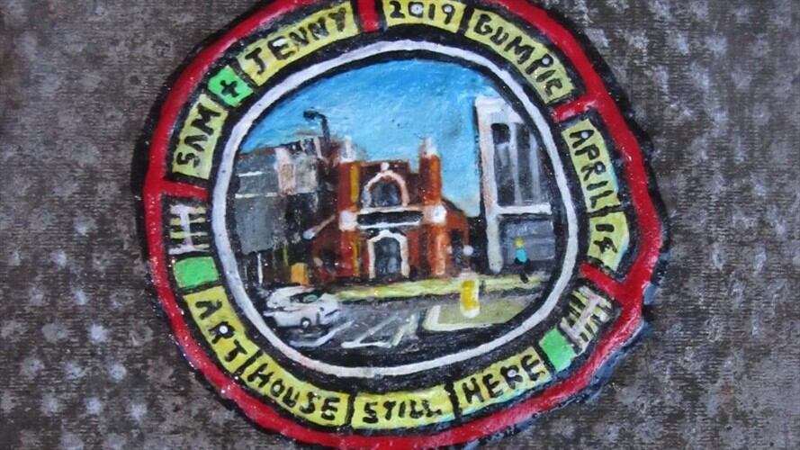 Desde hace 15 años, un artista inglés de 57 años recorre Londres esculpiendo y pintando los pedazos de goma de mascar tirados por los peatones.. Foto: Instagram