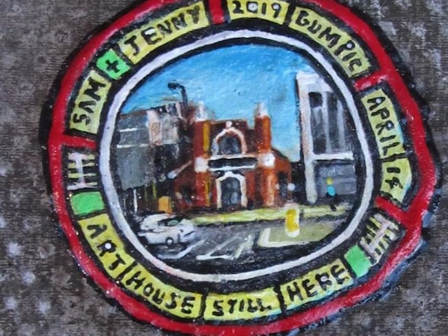 Desde hace 15 años, un artista inglés de 57 años recorre Londres esculpiendo y pintando los pedazos de goma de mascar tirados por los peatones.. Foto: Instagram