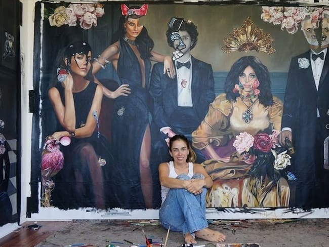 La artista que hay detrás de las pinturas de la serie 'La casa de las flores'