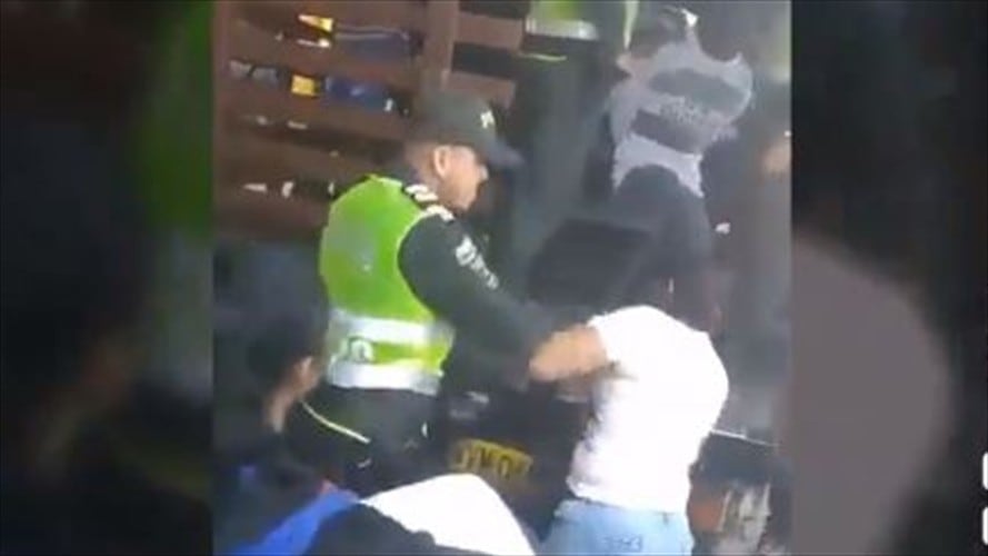 Un policía de Cúcuta golpeó en la cara a migrante venezolana . Foto: Twitter
