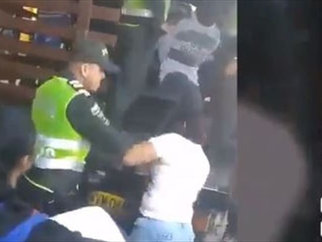 Un policía de Cúcuta golpeó en la cara a migrante venezolana . Foto: Twitter
