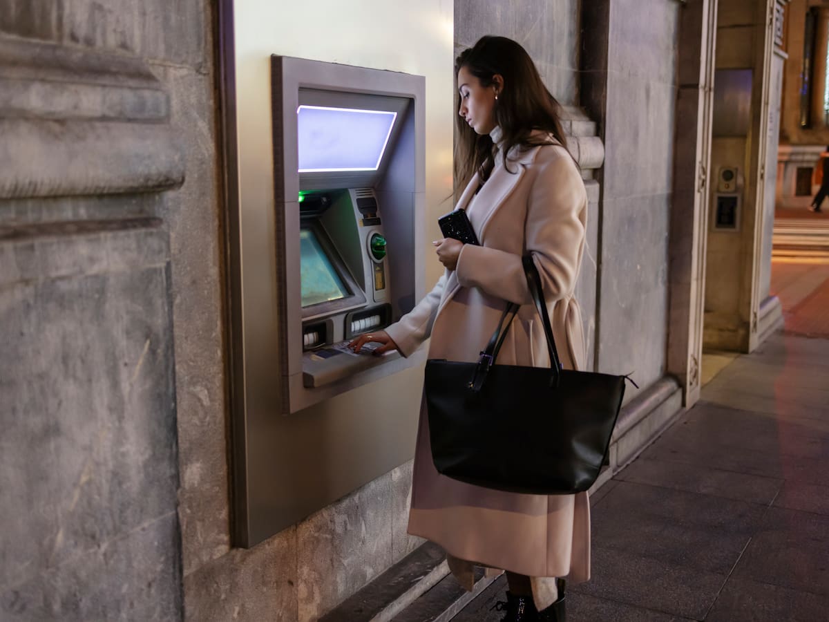¿Es posible retirar dinero del cajero sin tarjeta? Estos bancos lo permiten