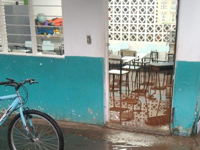 Inundado por tejas rotas: el colegio en el que no pueden estudiar en Jamundí. Foto: Comunidad