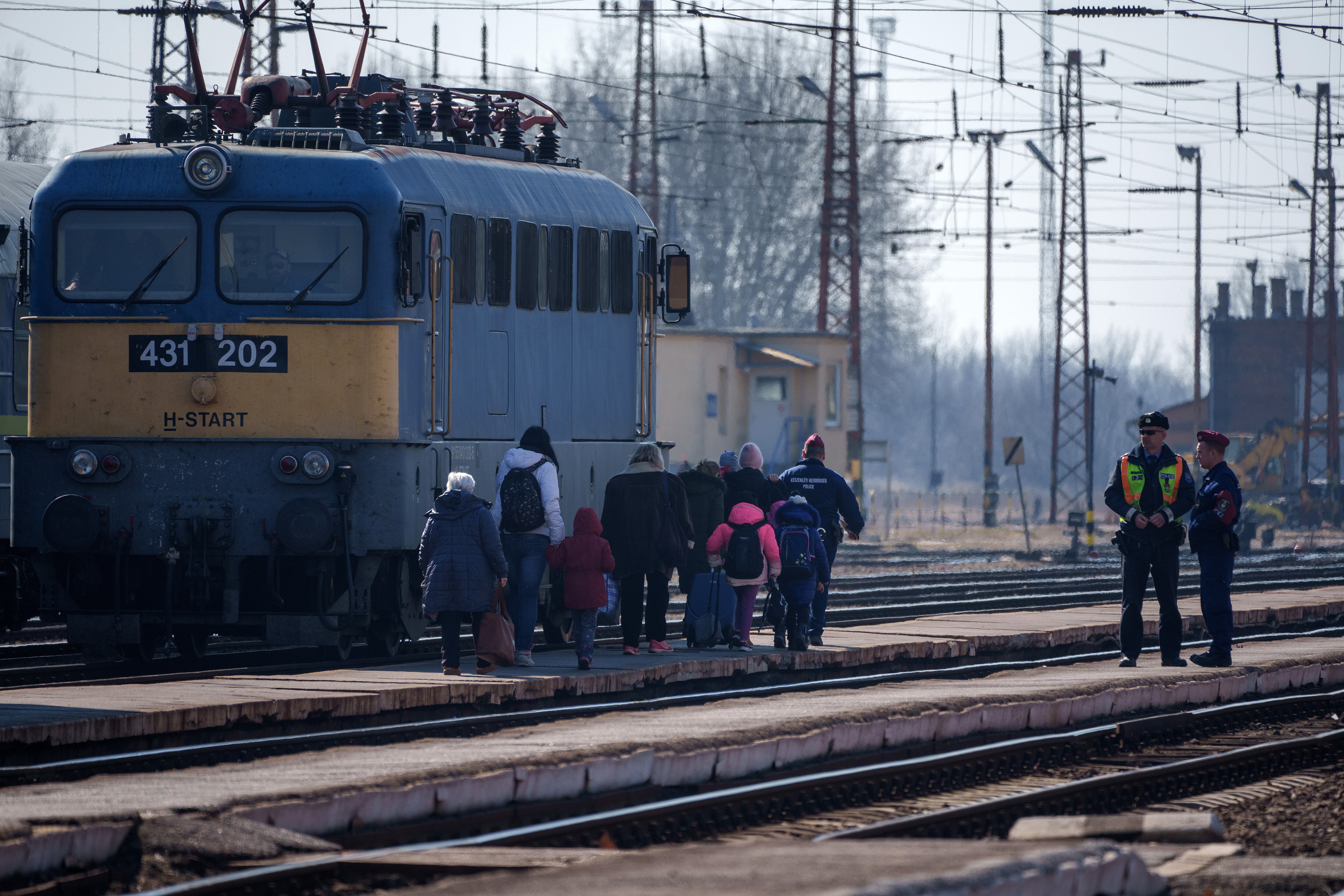 Foto de referencia de refugiados de Ucrania que huyen tras la invasión rusa. (Photo by Christopher Furlong/Getty Images)