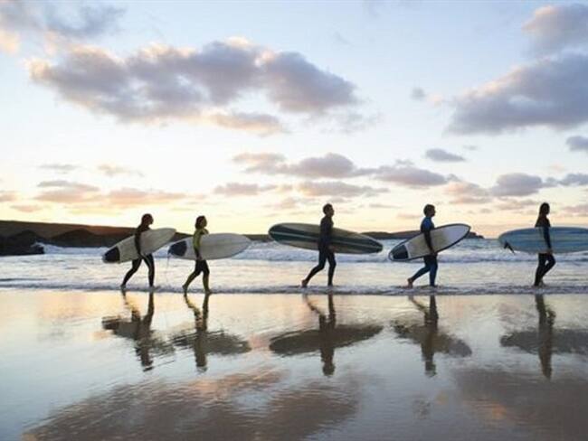 El surf es un deporte cada vez más popular en muchos lugares del mundo. . Foto: BBC Mundo