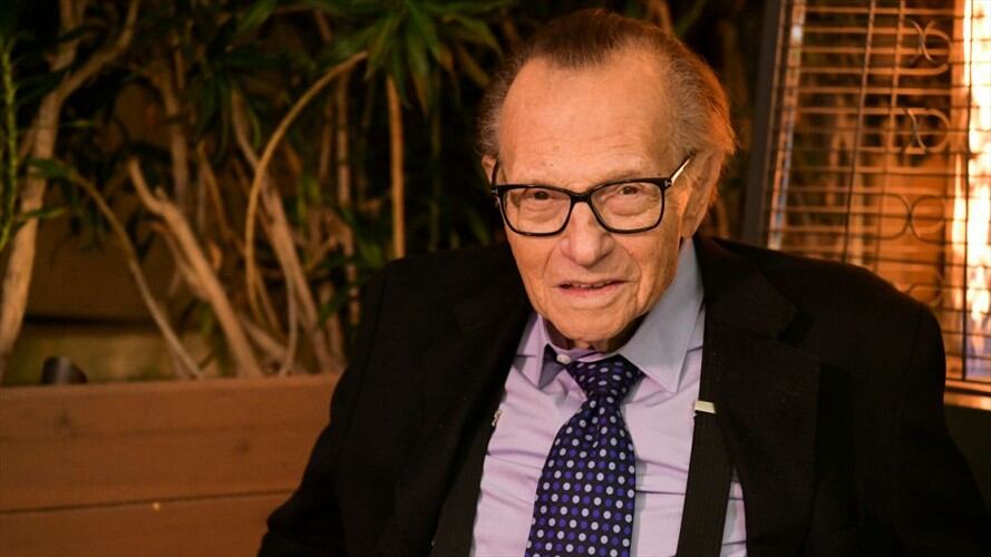 El popular presentador Larry King fue ingresado en un hospital de Los Ángeles afectado por COVID-19. Foto: Getty Images / RODIN ECKENROTH