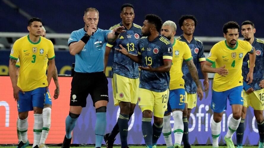 El arbitro Néstor Pitana es la 'comidilla' de los memes en Brasil vs. Colombia. Foto: Agencia EFE