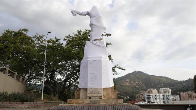 La estatua permanecerá custodiada todo el día por un grupo de uniformados de la Policía. . Foto: Cortesía