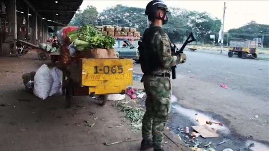 Fuerza pública custodia el traslado toneladas de carga en el Valle del Cauca. Foto: Ejército