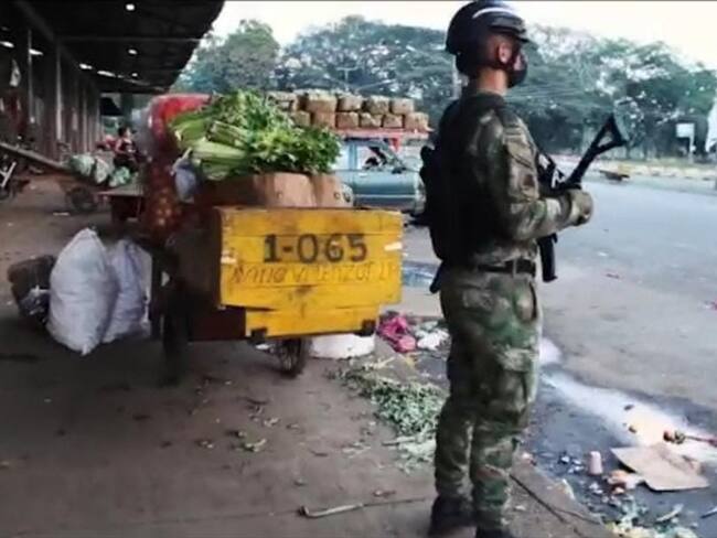 Fuerza pública custodia el traslado toneladas de carga en el Valle del Cauca. Foto: Ejército