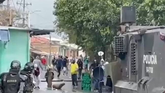 Uno de los policías resultó lesionado luego de ser impactado con una ‘bomba molotov’. Foto: Cortesía
