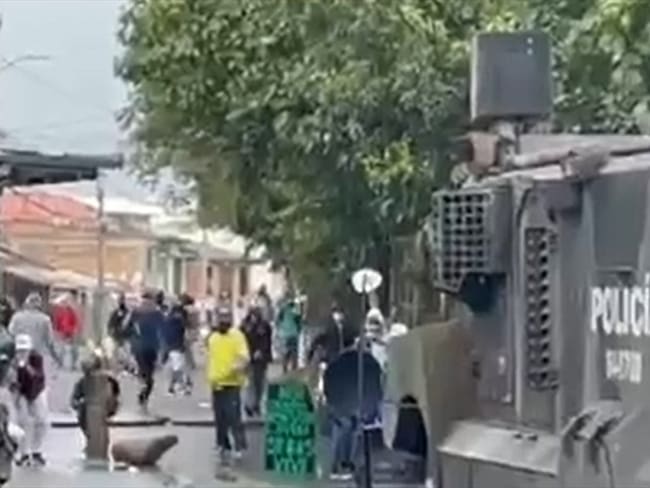 Uno de los policías resultó lesionado luego de ser impactado con una ‘bomba molotov’. Foto: Cortesía