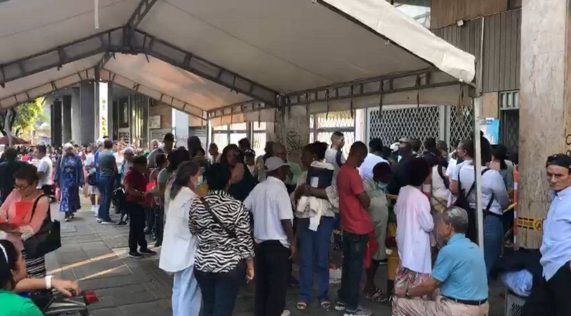 Usuarios de la Nueva EPS denuncian que, pese a las medidas anunciadas, las filas y demoras persisten en los puntos de dispensación. Foto: Cortesía.