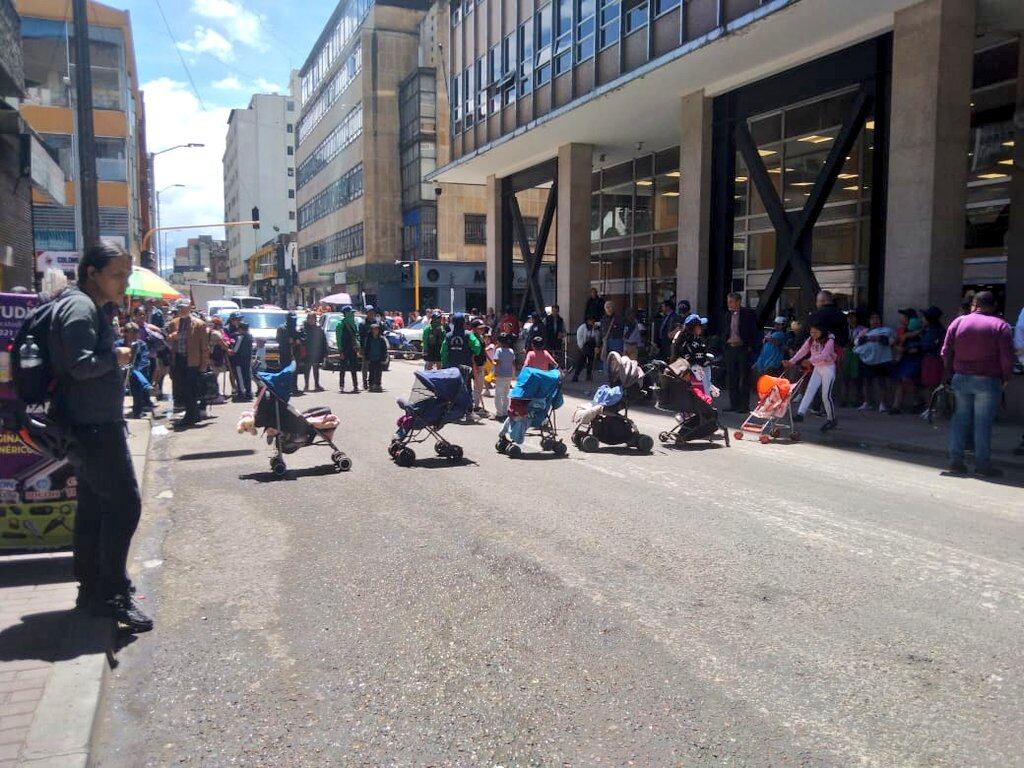 Indígenas Emberá bloquearon vías en Bogotá con choches para bebés. Foto: X @RobertoAnguloS