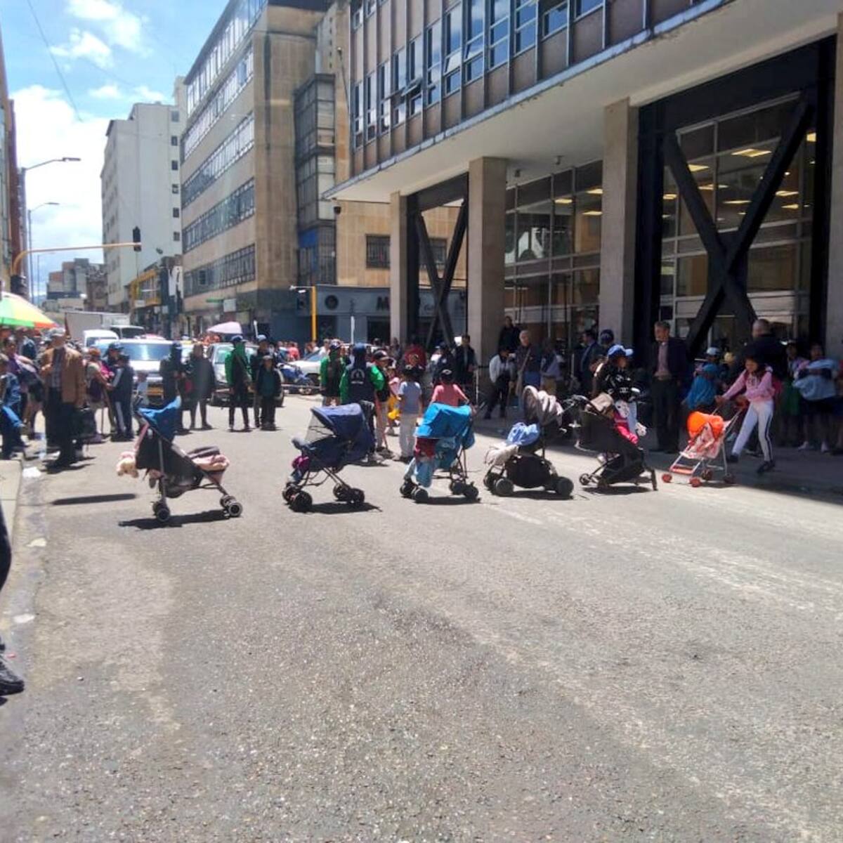 Indígenas Emberá bloquearon vías en Bogotá con coches para bebés