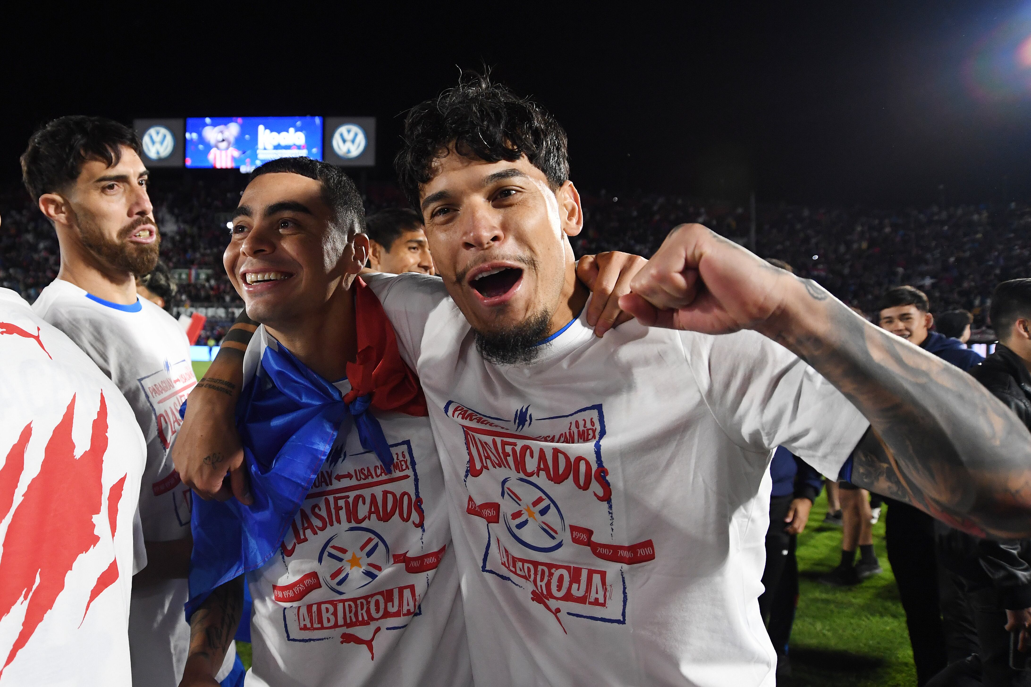 Miguel Almirón y Gustavo Gómez de la Selección de Paraguay celebran tras clasificar al Mundial 2026. FOTO: Christian Alvarenga/Getty Images