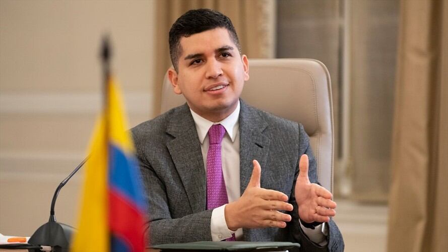 El ministro de Vivienda recibió a su padre de rodillas tras ser dado de alta por COVID-19. Foto: Colprensa