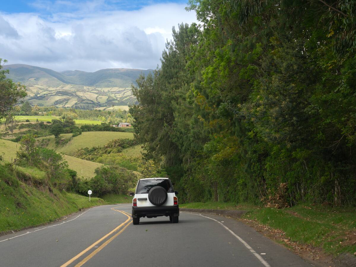 Precauciones al manejar en carreteras de montaña en Colombia: consejos para la lluvia