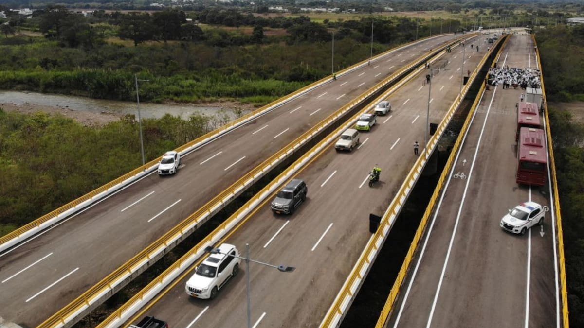 Padres de familia de niños venezolanos reclaman transporte escolar en la frontera