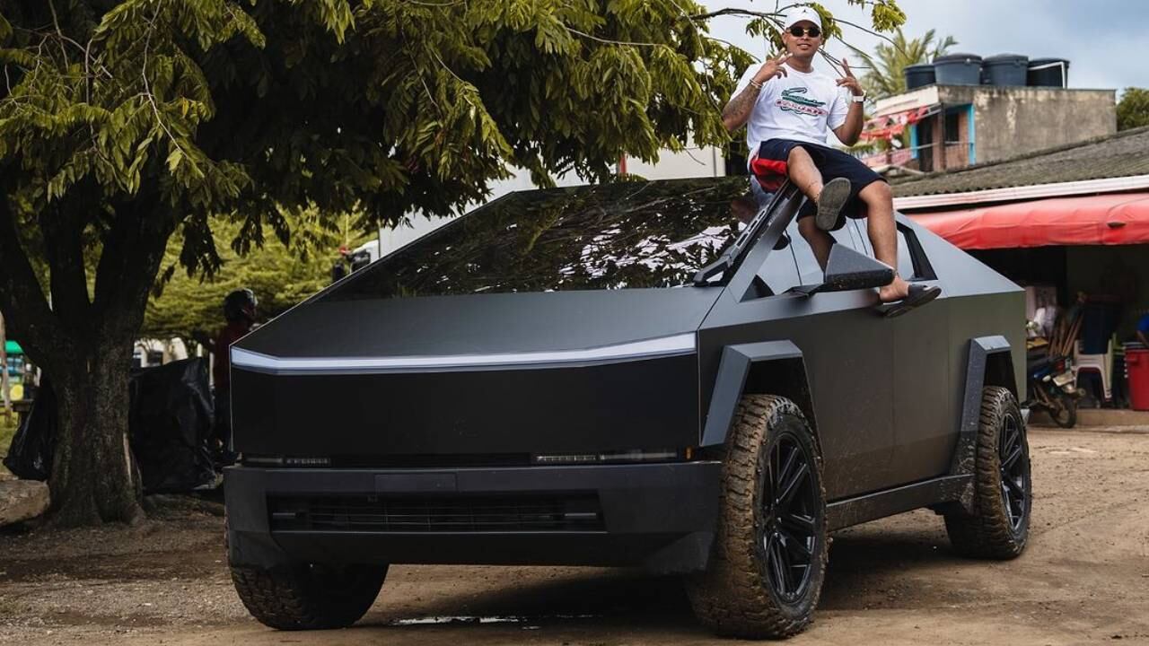 Influencer de camioneta Cybertruck. Foto: Instagram @javier.arias.stunt