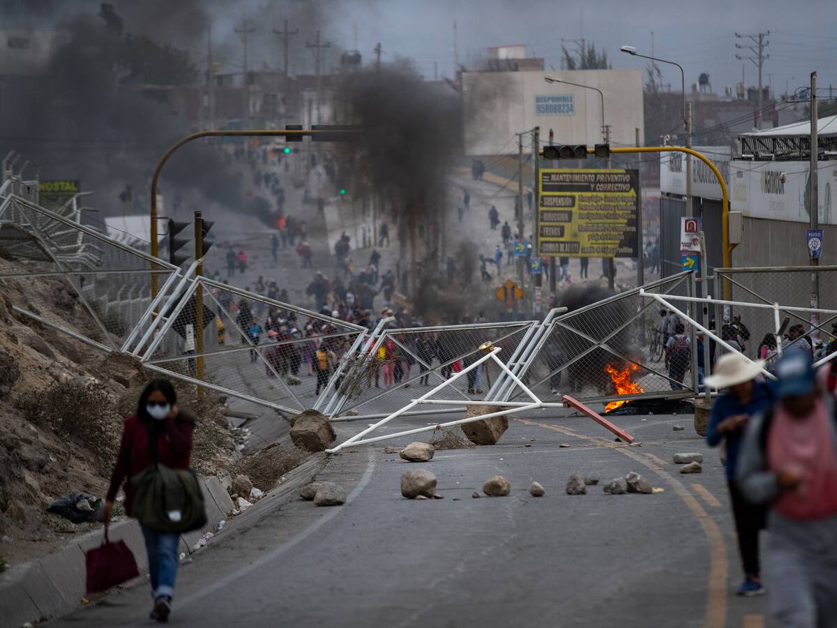 Perú declarará en emergencia la red vial tras bloqueos y manifestaciones en el país