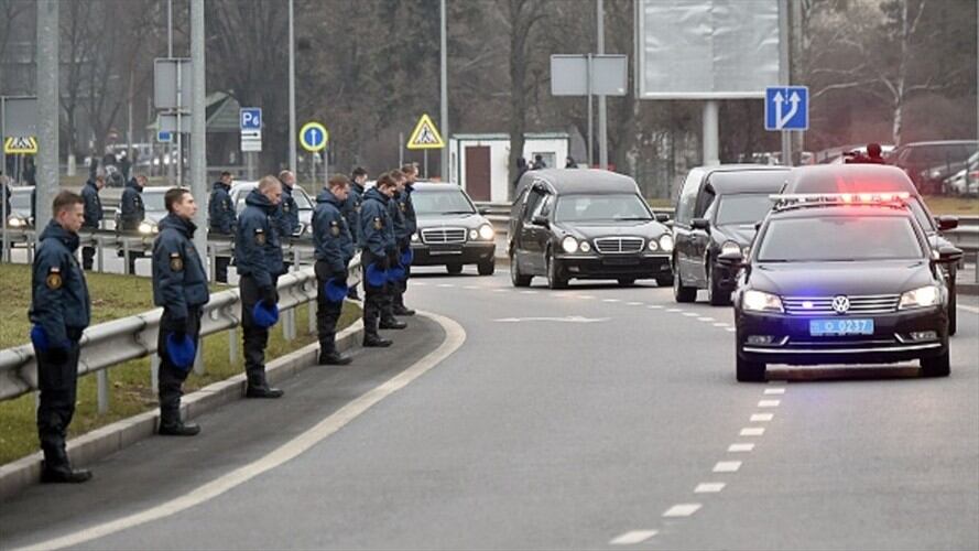 Lágrimas en aeropuerto de Kiev al llegar cuerpos de víctimas de accidente aéreo en Irán. Foto: Getty Images