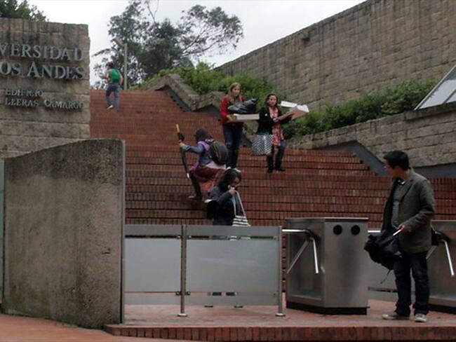 La universidad aseguró que a la maestra Carolina Sanín no se le renovó el contrato debido a que ya tenía un proceso disciplinario en su contra. Foto: Colprensa