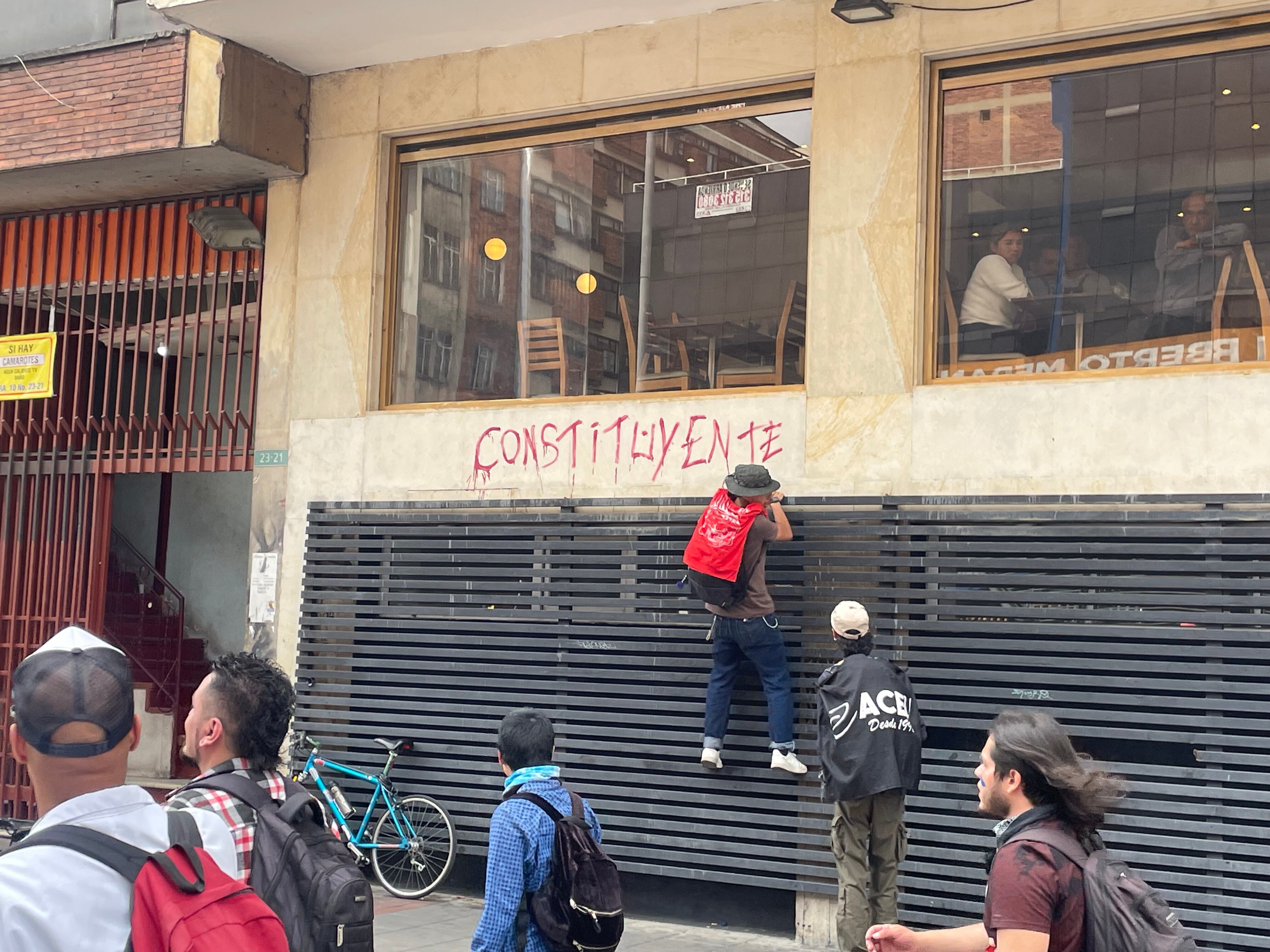 Estudiantes de la Universidad Nacional bloquean vías en protesta por elección de rector. Foto: Suministrada.