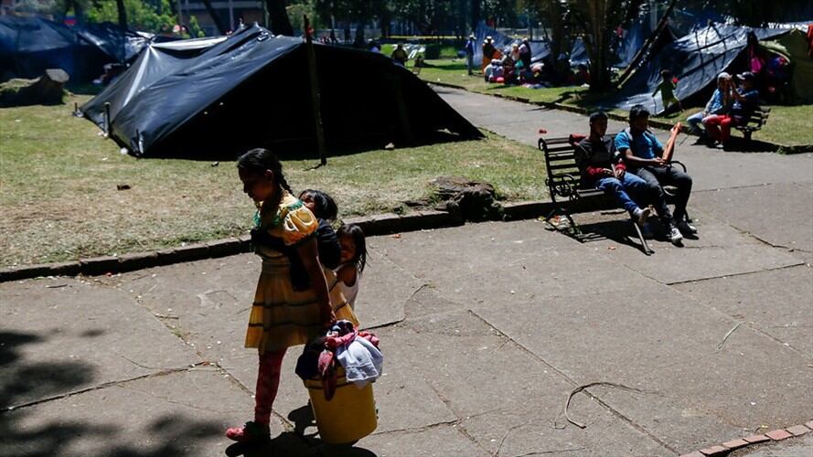 La Personería de Bogotá confirmó que cinco niños pertenecientes a la comunidad indígena emberá se encuentran en Unidades de Cuidados Intensivos. Foto: Colprensa / MARIANO VIMOS