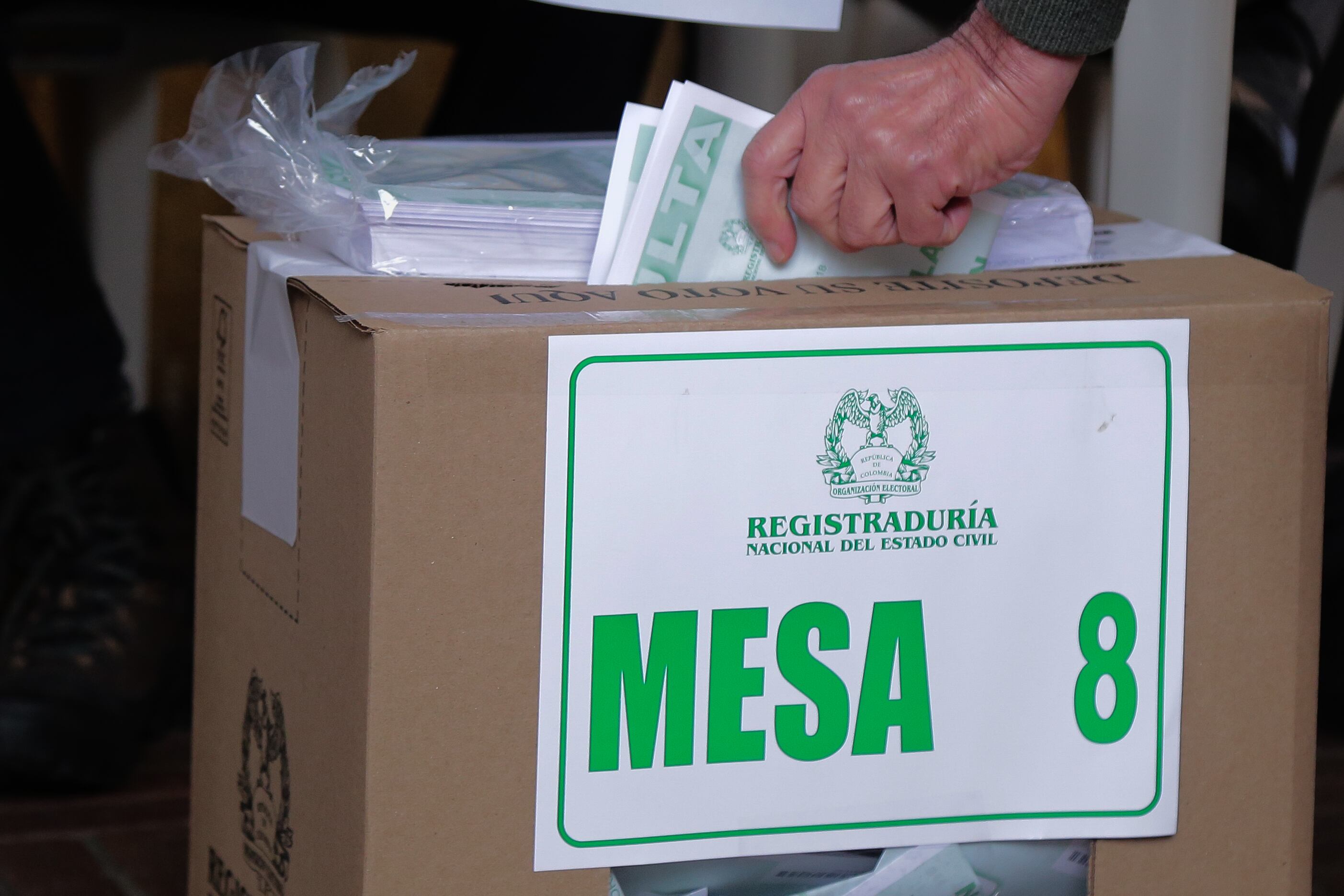 Persona votando en el puesto de votación en Bogotá. Vía Colprensa