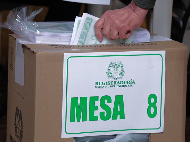 Persona votando en el puesto de votación en Bogotá. Vía Colprensa