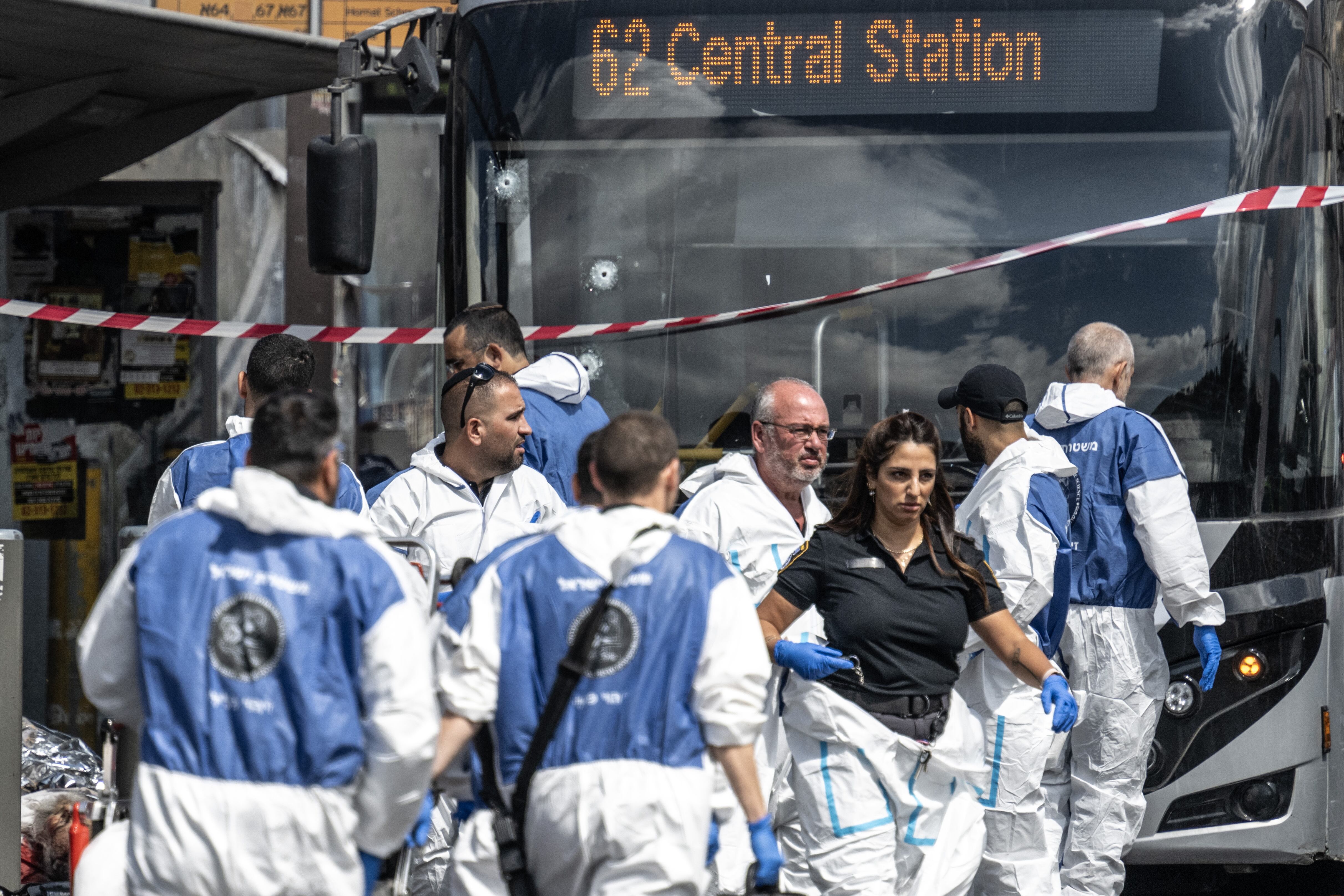 Equipos de rescate en la zona del atentado. Foto por Mostafa Alkharouf/Anadolu via Getty Images