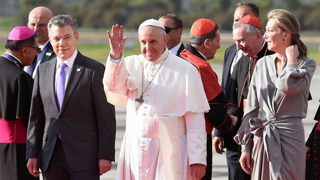Juan Manuel Santos y su esposa reciben al papa Francisco en Bogotá. Foto: Ministerio de Defensa