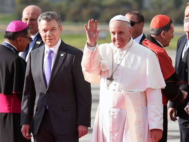 Juan Manuel Santos y su esposa reciben al papa Francisco en Bogotá. Foto: Ministerio de Defensa