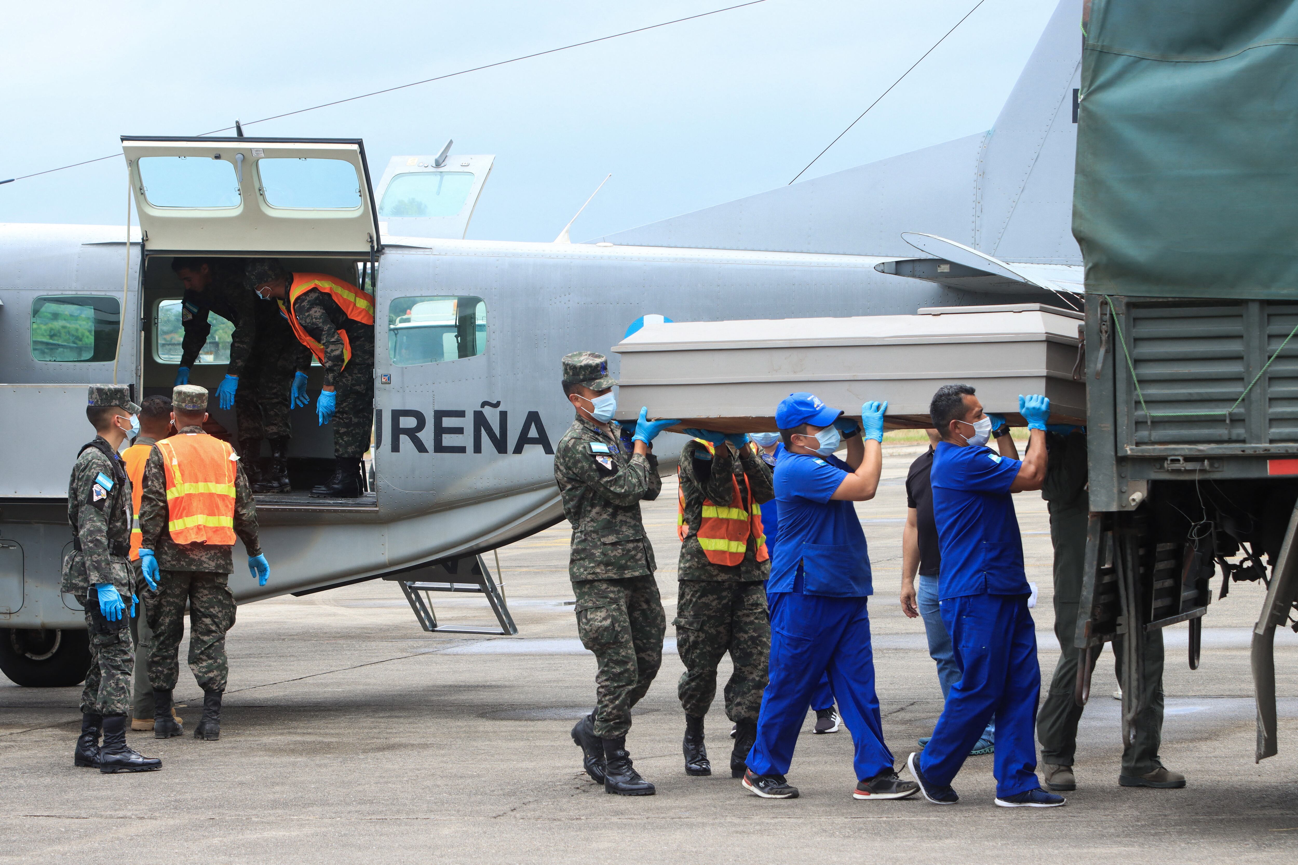 Soldados hondureños cargan un ataúd de uno de los cuerpos del accidente aéreo en la Isla de Roatán, Honduras. FOTO: STRINGER/AFP via Getty Images