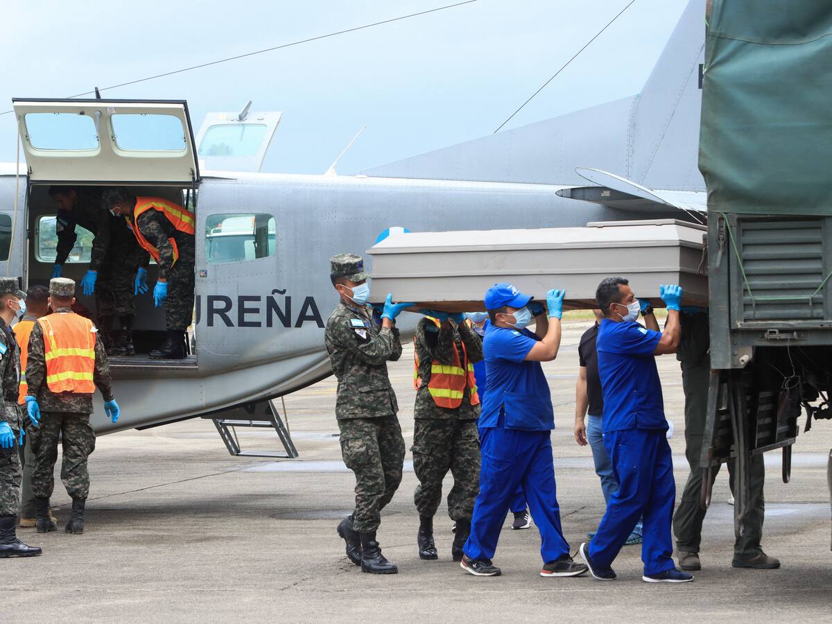 Rescataron último cuerpo de avión que cayó en el Caribe hondureño dejando al menos 13 muertos