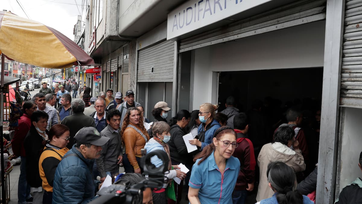 Crisis de medicamentos: adultos mayores haciendo filas interminables en Audifarma y más denuncias