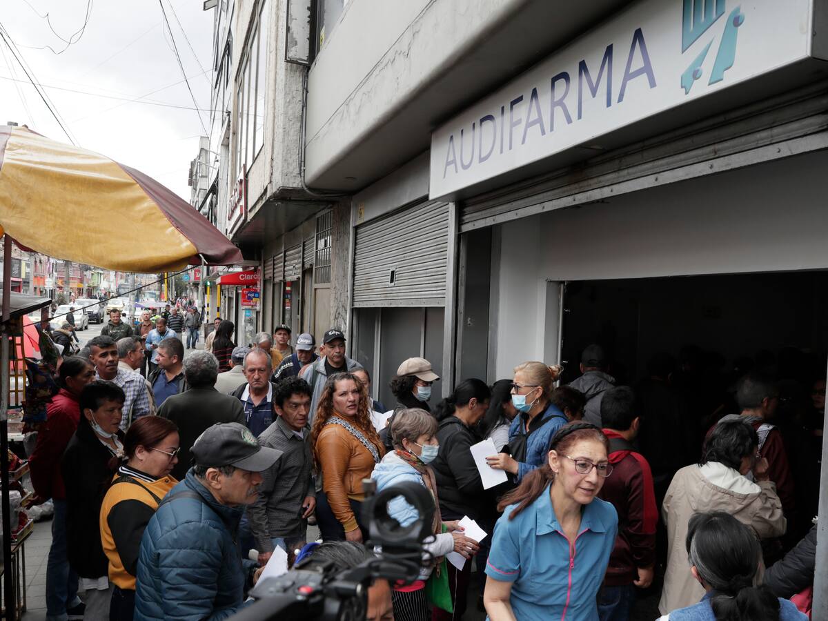 Crisis de medicamentos: adultos mayores haciendo filas interminables en Audifarma y más denuncias