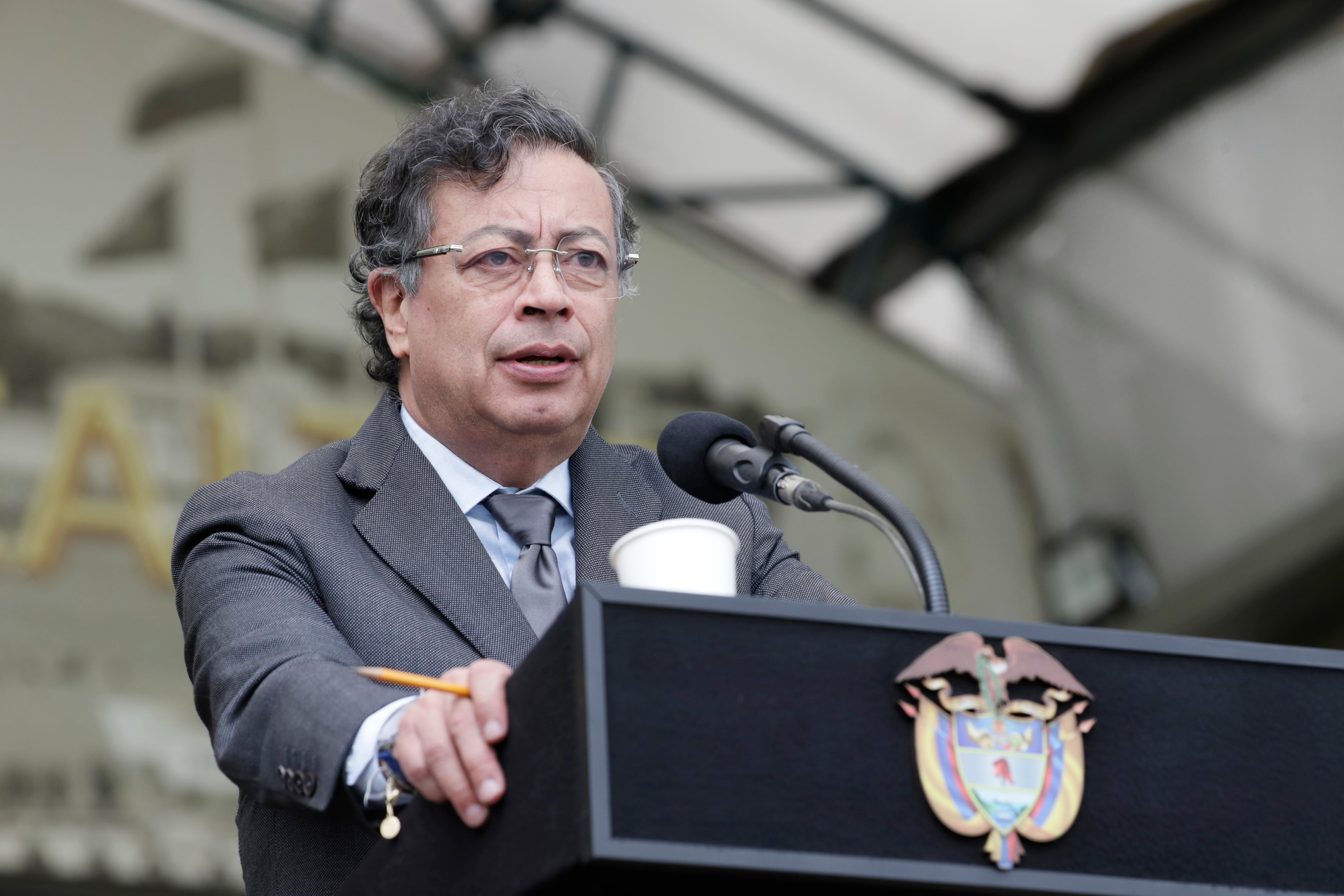 AME8597. BOGOTÁ (COLOMBIA), 20/06/2025.- Fotografía de archivo fechada el 11 de marzo de 2025 del presidente de Colombia, Gustavo Petro, pronunciando un discurso en una ceremonia en la Escuela Militar José María Córdova en Bogotá (Colombia). Petro anunció que derogará el decreto con el que convocó una consulta popular para tramitar la reforma laboral, luego de que el Senado y la Cámara de Representantes aprobaran esta iniciativa, uno de los mayores logros sociales de su Gobierno. EFE/ Carlos Ortega/ARCHIVO