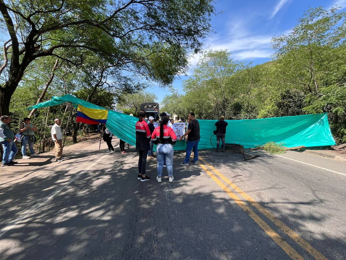 Comunidad damnificada por ola invernal bloquea la vía Cúcuta - Costa Caribe