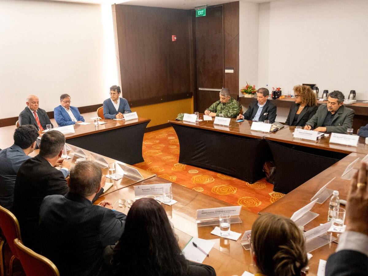 Petro se reunió con el grupo negociador del Gobierno en medio de diálogos con el ELN