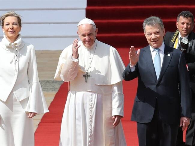 El presidente Juan Manuel Santos le dio las gracias al papa Francisco por haber llegado a Colombia en un momento "histórico y único". Foto: Getty Images