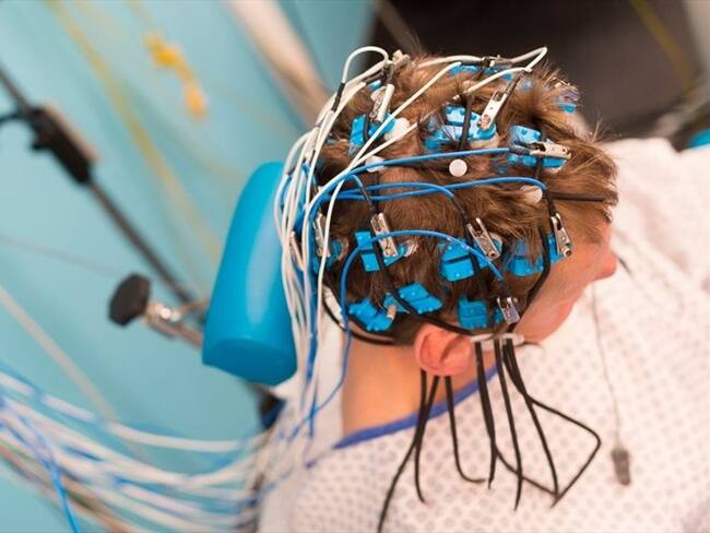 Científico se somete a tratamiento con electrodos para dejar la adicción del alcohol