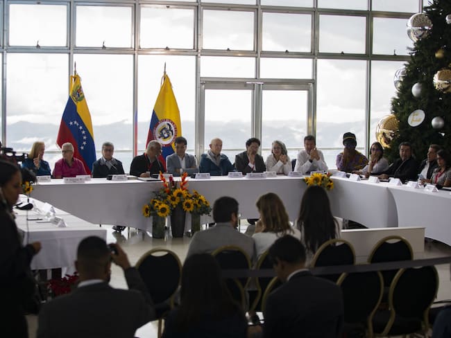 Negociadores del Gobierno colombiano y el ELN el pasado 21 de noviembre. Foto: Pedro Rances Mattey / Anadolu Agency via Getty Images