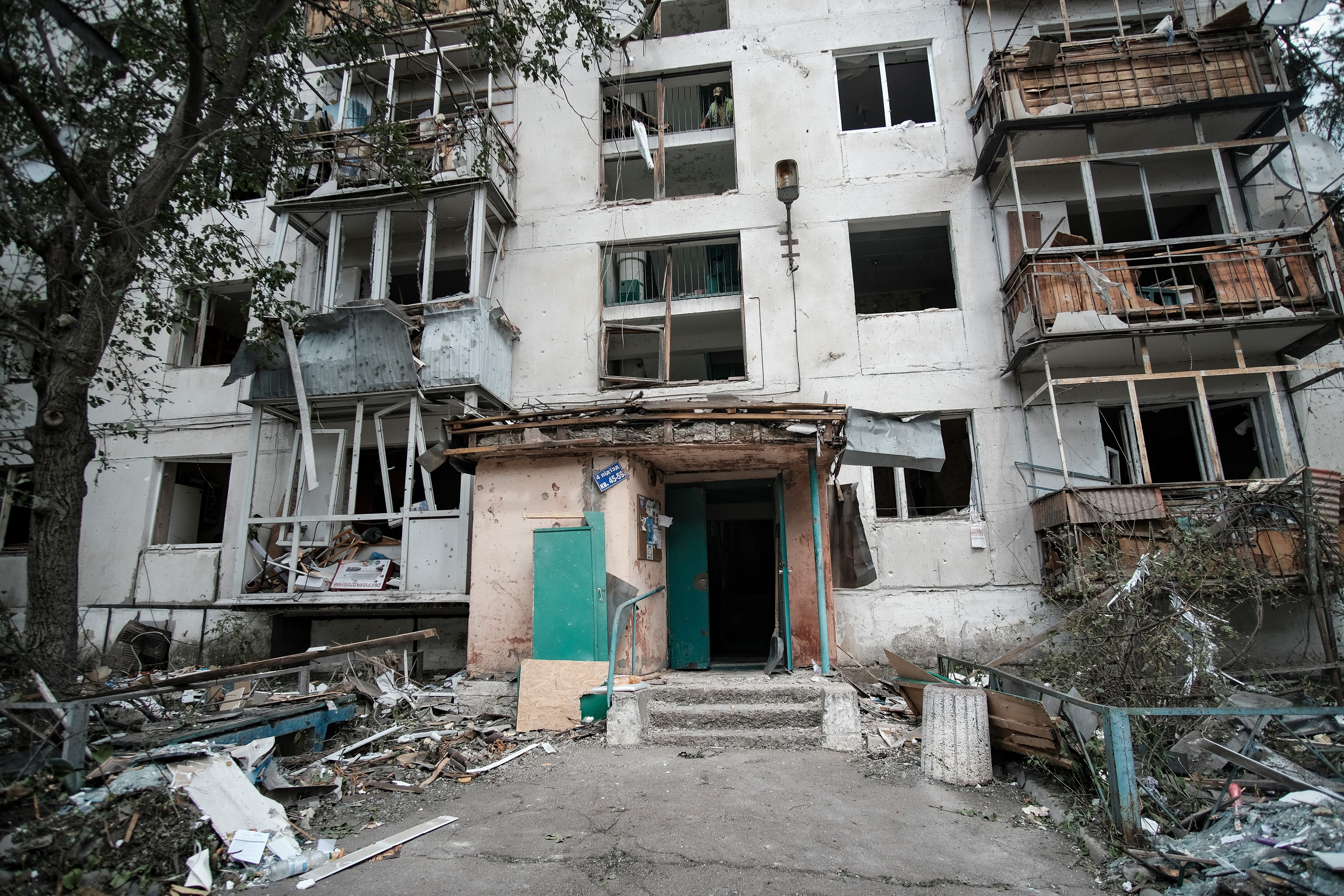 Sviatohirsk (Ukraine), 18/06/2025.- Damage following a Russian shelling on a residential area in Sviatohirsk, Ukraine, 18 June 2025. At least five people were hospitalized with various injuries following the overnight strike carried out with S-300 surface-to-air missiles, according to the Donetsk Regional Prosecutor's Office. (Rusia, Ucrania) EFE/EPA/MARIA SENOVILLA