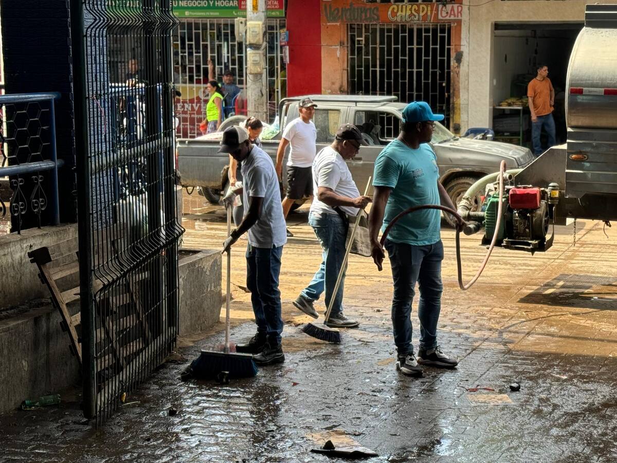 Se llevó a cabo jornada de limpieza y desinfección en el Mercado Público de Santa Marta