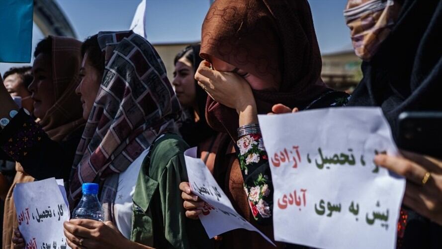 Grupo de mujeres protestando en Kabul, Afganistán. Foto: Getty Images/Marcus Yam