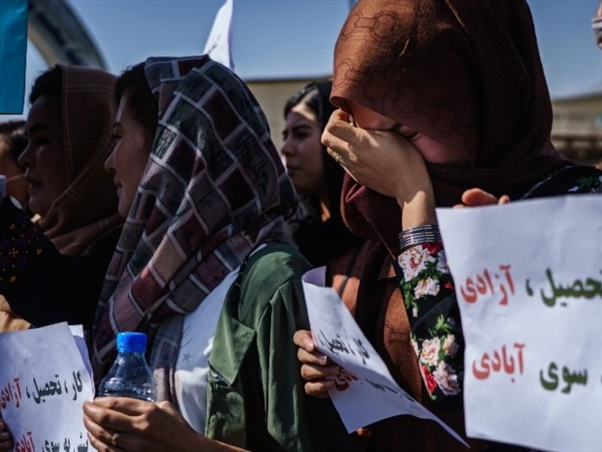 En video: talibanes golpearon a mujeres con látigos en protestas en Afganistán